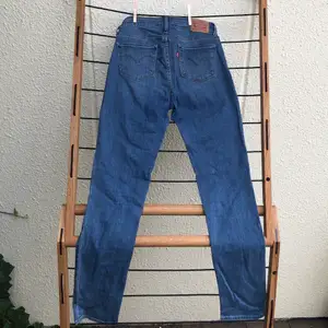 Levi’s slim jeans i storlek W27 L34. Väldigt mjukt och skönt material. 