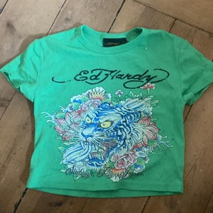 Ed hardy babytee  - Jätte snygg ed hardy crop top i bra skick. Köpte för runt 400kr, säljer för får inte användning av den