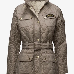 Barbour jacka - Säljer min barbour jacka som jag använt Max 10 gånger, fint skick!  