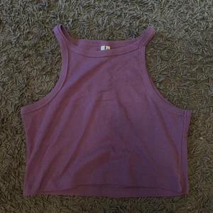 Lila linne - Simpelt, jättefint lila linne från Nelly. Använt kanske 1 gång. 30 kr + 29 kr frakt 