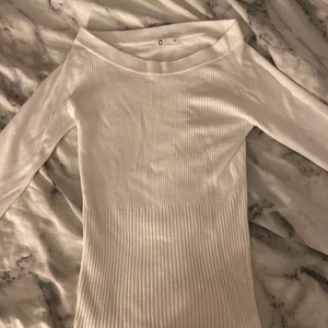 En vit ribbad tröja storlek XS - En jättefin vit tajt tröja från Cubus. Nyskick knappast kommit till användning. Tröjan är i storlek Xs