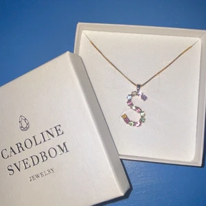 Caroline Swedbom halsband - Ett helt oanvändt Caroline Swedbom halsband som är nästan helt orört. Mycket fint halsband i bokstaven S. Säljer då jag aldrig användt de och de inte riktigt är min stil. Originalpris - 795kr ❤️ frakten ligger på 39kr. Köpare står för frakt. Frågor? KP❤️
