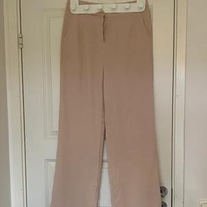 Kostymbyxor  - Ljusare kostymbyxor i beige färg. Matchar till allt och är supersköna. Använda ett fåtal gånger, inget slitage eller liknande finns. 