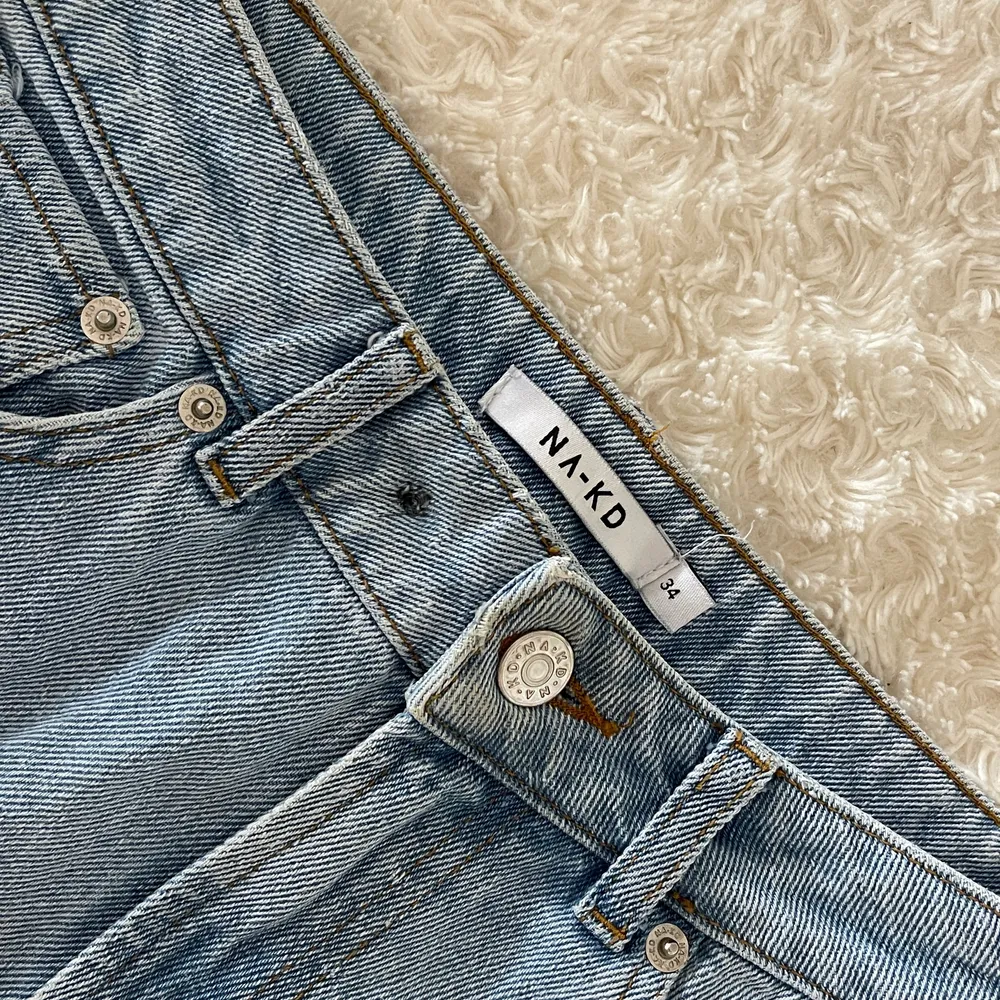 Snygga jeans från Nakd i fint begagnat skick. De har ett litet märke från en extra knapp (sista bilden) men annars i fint skick. Jag är ca 1,65 lång . Jeans & Byxor.