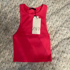 topp - slutsåld topp från zara i rosa färg, den ör inte så skrikrosa som på bilden, ny o oanvänd me lapp kvar