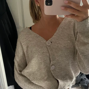 Stickad tröja  - Stickad tröja från Vero Moda. Storlek M. Sticks inte. Frakt ingår inte i priset! 