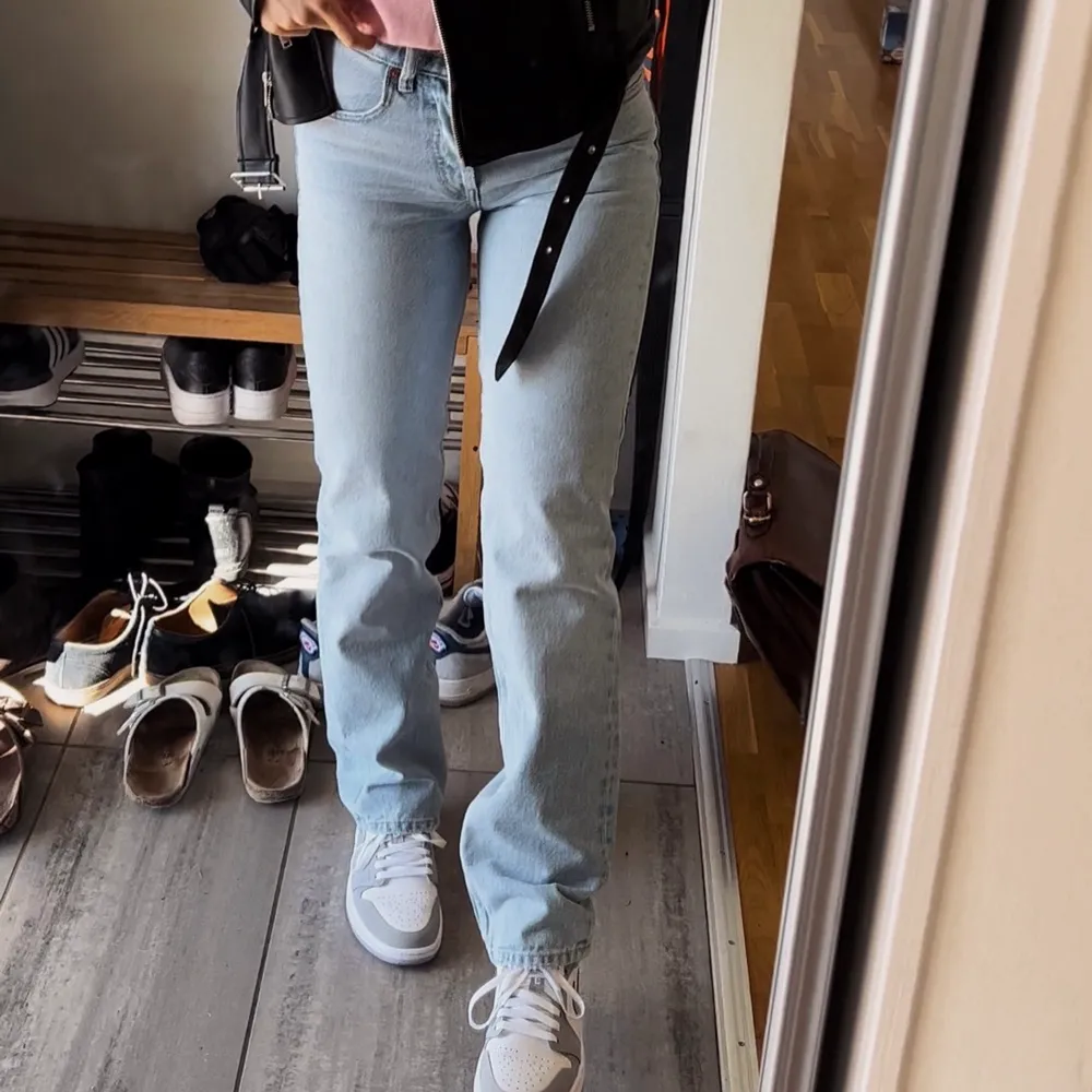 Straight jeans från zara💗storlek 34💗jeansen är i ljusblå tvätt och som nya💗jeansen är långa på mig som är 166. Jeans & Byxor.