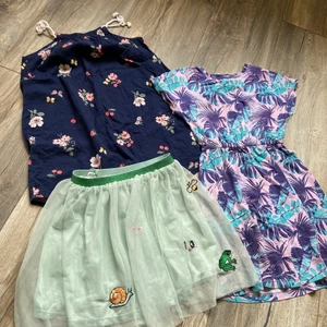 Flickkläder i stl 122/128/134 - 3 klänningar, 1 kjol, 2 jackor. 150kr för allt.