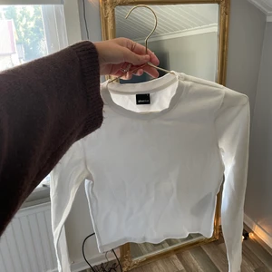 Topp - Vit långärmad topp från Gina, använt ett par gånger men den är i bra skick.