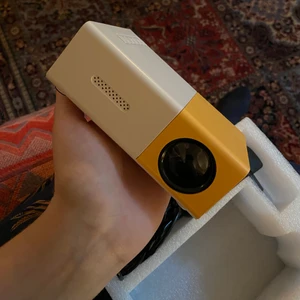 Ny miniprojektor! - Säljer ett TOTALT impulsköp pga what was i thinking. Köpt för 1057kr - den 18 Juli (bildbevis sista bilden) - uppackad en gång men inte testad. Säljer för 500kr. Hojta till! 