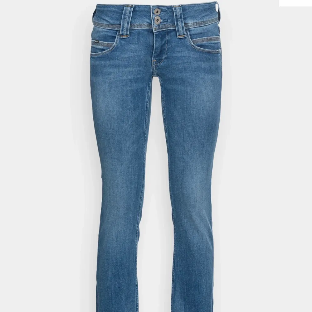 Säljer dessa pepe jeans som är slutsålda💕är osäker på storlek men är lite stora på mig som har 32/Xs i jeans men passar en som är en stor xs eller s💕är 165 och de passar i längden. TRYCK INTE PÅ BETALA. Jeans & Byxor.