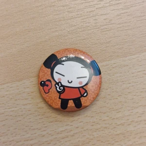 Pucca pin - Jättesöt orange Pucca pin, ca 4 cm i diameter.