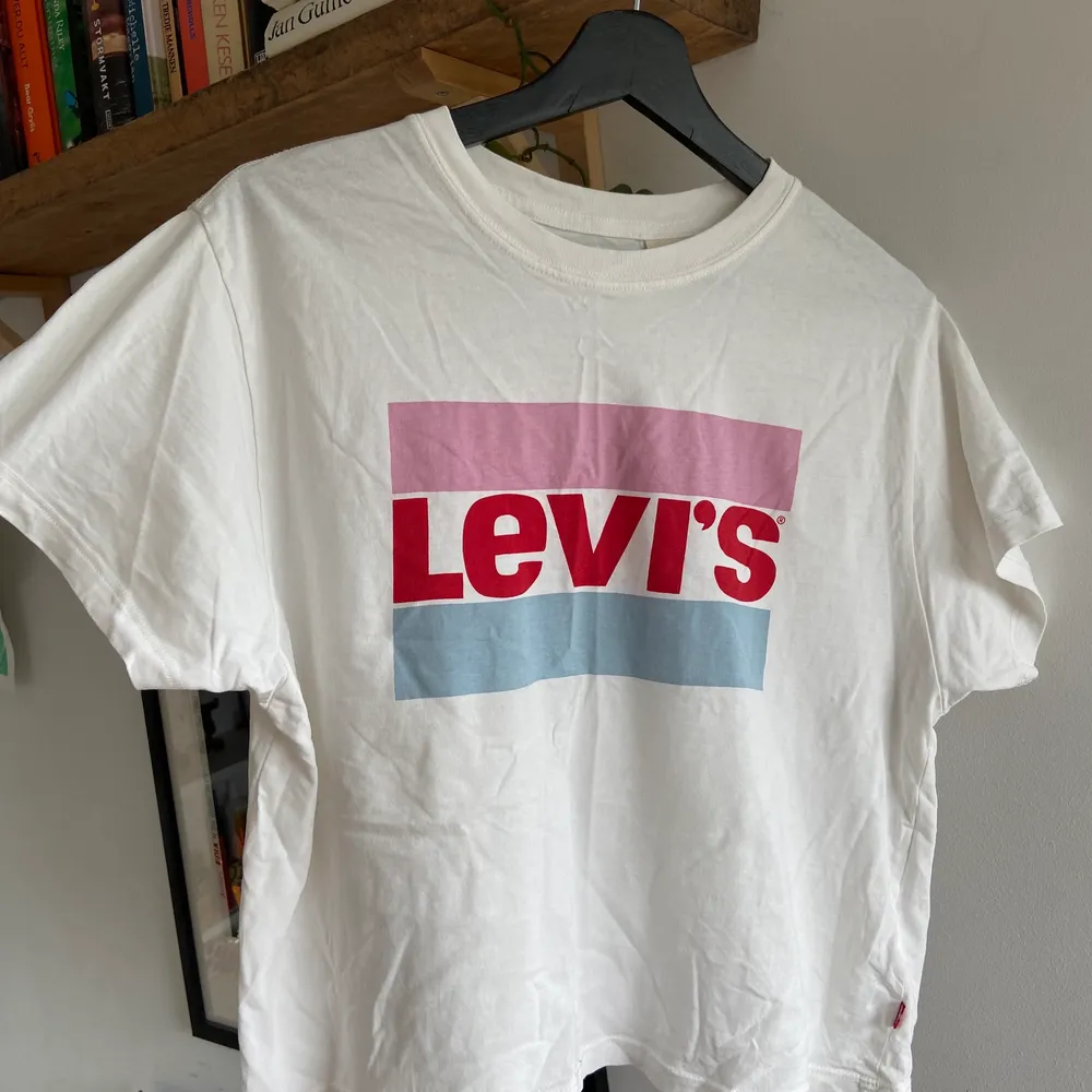 Jättefin tröja från Levis i storlek xs🍓💞 lite croppad. T-shirts.