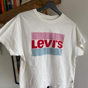 Jättefin tröja från Levis i storlek xs🍓💞 lite croppad