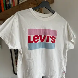 Jättefin tröja från Levis i storlek xs🍓💞 lite croppad