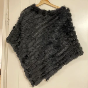 Pälsponcho äkta päls - Äkta päls. En för 200kr eller båda på min sida för 350kr. Denna är mkt mörkare än den gråa ( denna är svart). Nypris: 529kr Skriv för mer bilder Både fraktar och möts upp.