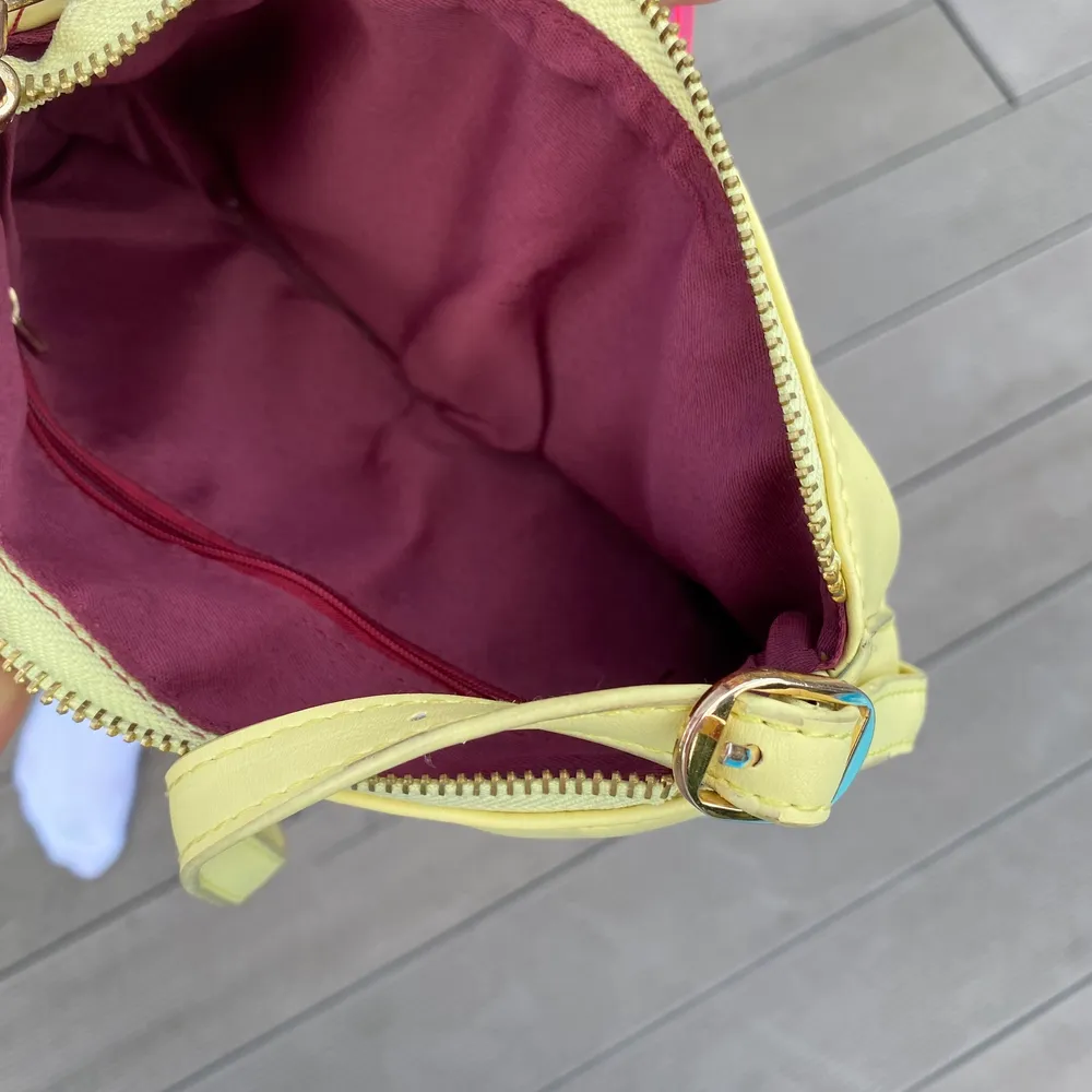 Liten gul handväska med ett fack från shein. Använd men är i gott skick💞. Väskor.