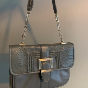 Väska  - Säljer nu denna väska i en jättefin grön färg med silver detaljer🫶🏾 Är i väldigt bra skick då jag knappt använt den☺️ (äkta läder)