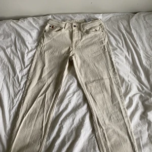 tom tailor byxor  - Själer dessa fräscha byxorna som ändas behöver en strykning  Köpta för 700kr mitt pris 250kr 