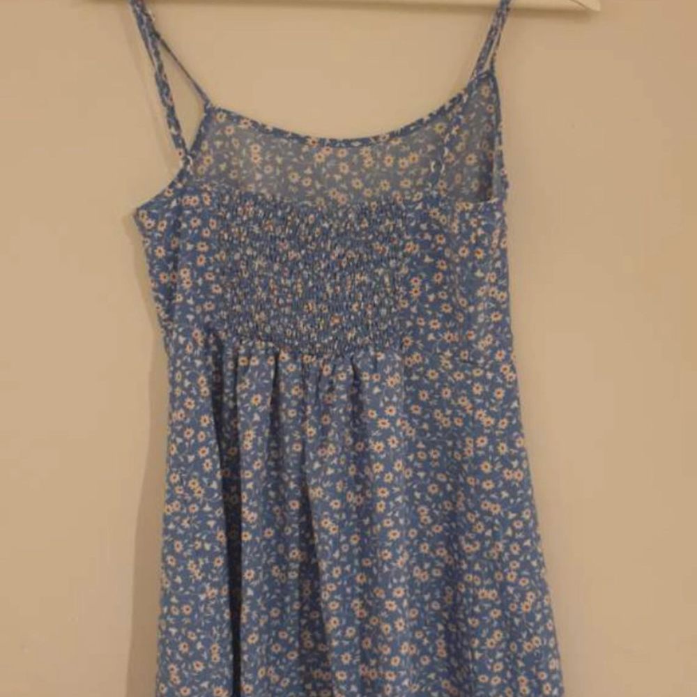 Fin blommig kort sommar klänning från SHEIN i storlek s fast passar som xs också. Bra skick och lite luftig som är skönt på sommaren:). Klänningar.