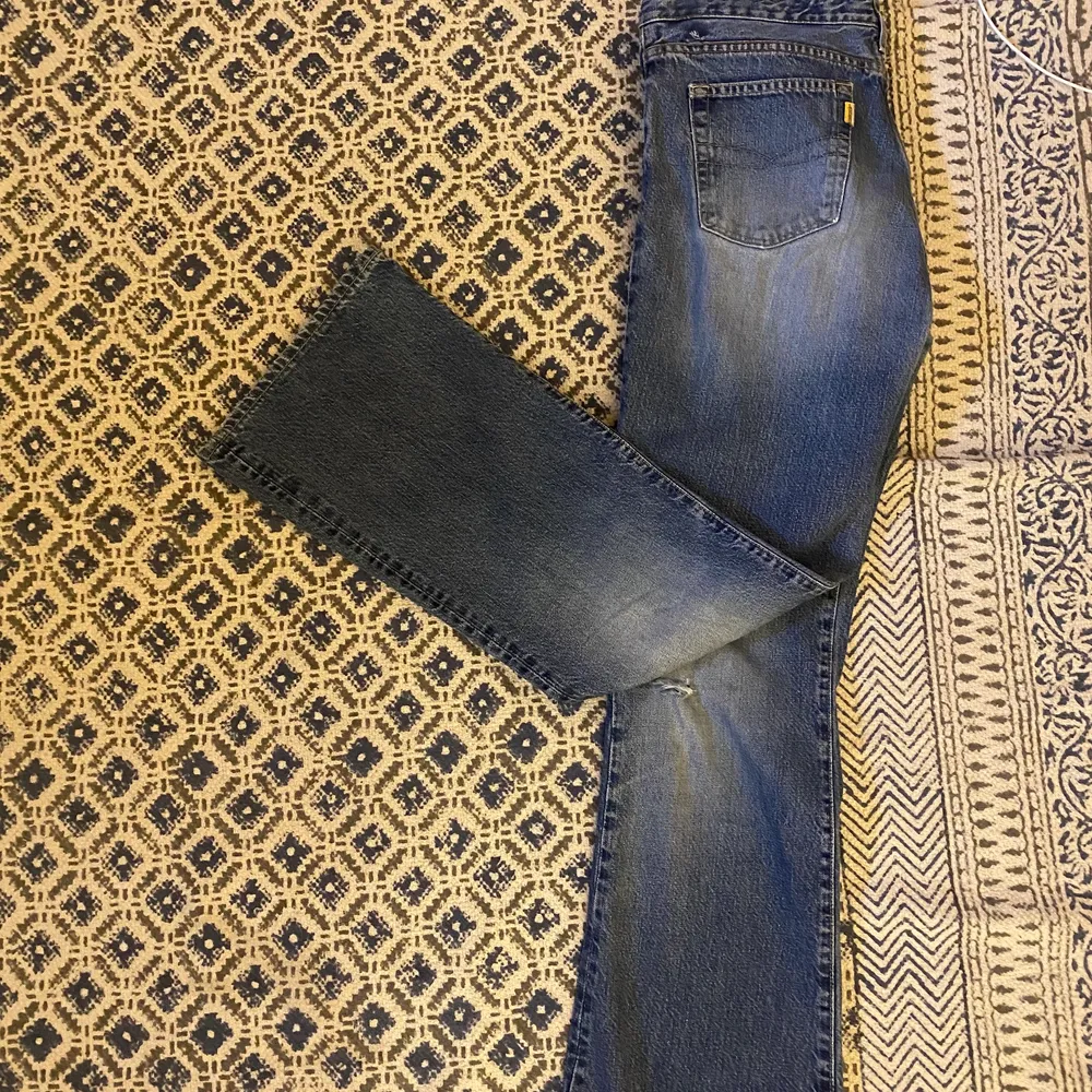 ❗️Super snygga blå lågmidjade jeans med lite bootcut❗️Vintage inköpta Crocker jeans så snygga och de är lågmidjade. Så snygga nu till hösten och vintern då det är lite tjockare jeans material vilket är så snyggt och bra!!😍😍 de är långa för mig och jag är 171!! Köparen står för frakten! (Osäker på pris av frakt). Jeans & Byxor.