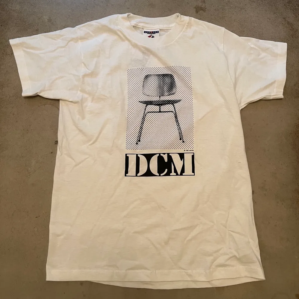 Vintage Eames t shirt ifrån 1997 och helt oanvänd. Köpt ifrån Jerks-store och har fortfarande pricetagen på!. T-shirts.