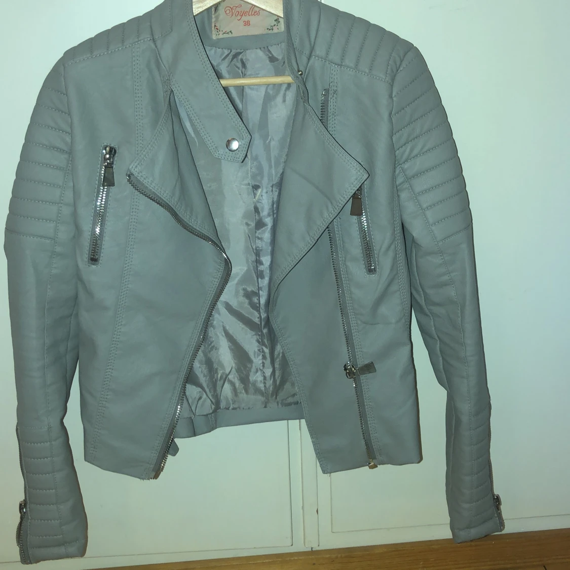 Grå skinnjacka storlek 38 passar S