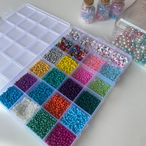 Armband! - Hej på er!! Jag gör egna smycken så som ringar och armband med dessa pärlor!! Armbanden säljs för 10kr st och ringarna för 5kr st plus frakt på 13kr. Man kan välja egna designer av de pärlor jag har💞