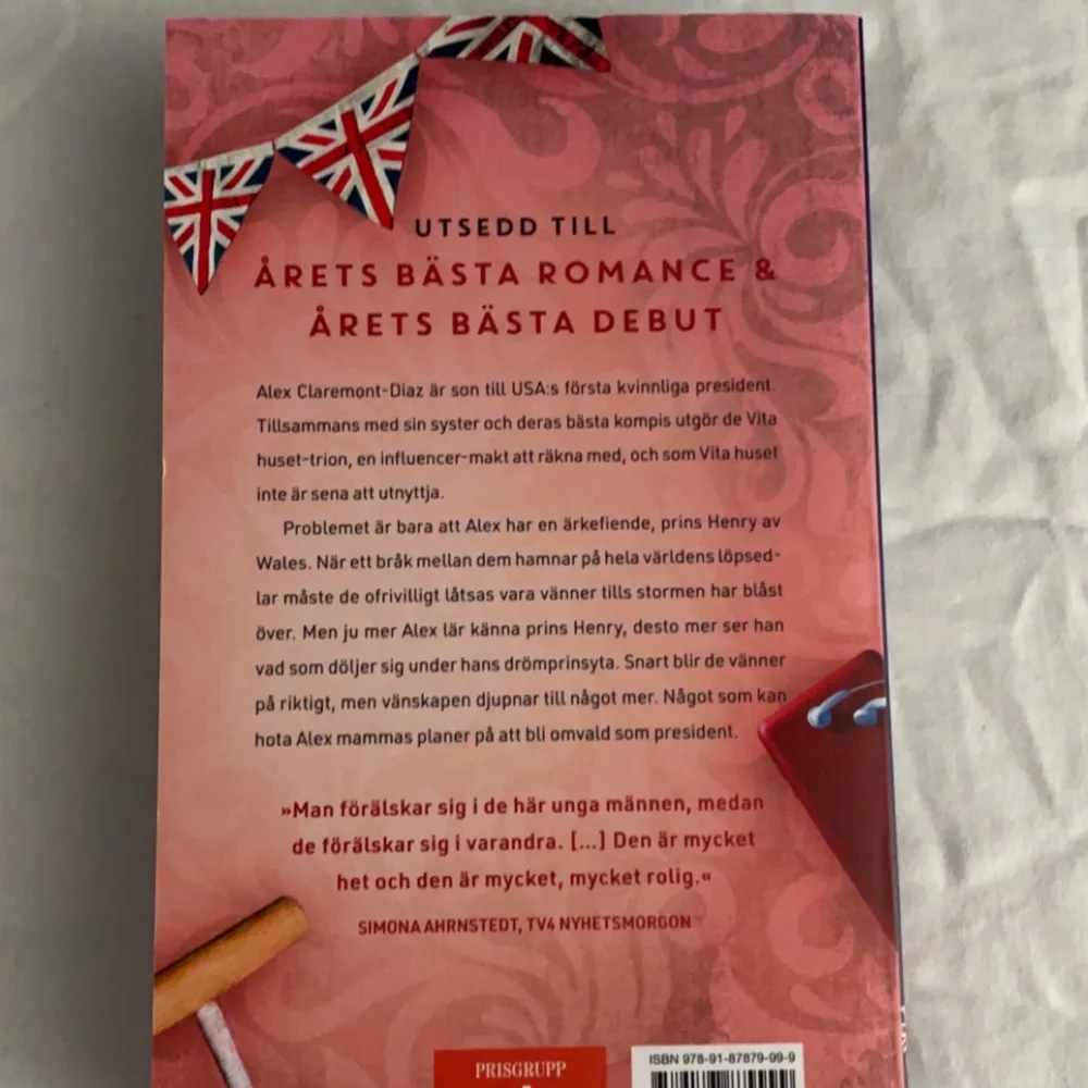 den populära booktok boken red white & royal blue på svenska 😊 superfint skick . Övrigt.
