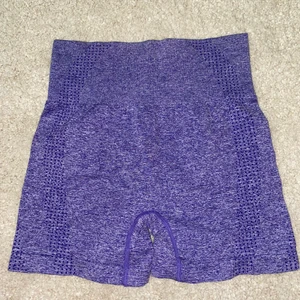 Lila träningsshorts - Ett par lila träningsshorts från SHEIN💜 Liknar vital seamless shortsen från gymshark och är förvånansvärt sköna och snygga på. Är i storlek M men skulle säga att de är mer som S.  Högmidjade och väldigt najs material trots att de kommer från Shein! 