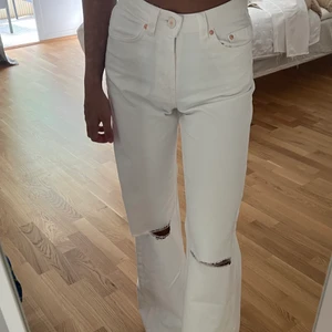 Vita ripped jeans 🤍 - Snyggaste vita jeansen ifrån Bershka, aldrig använda för jag vågar inte ha vitt på mig har jag märkt så säljer dessa i nyskick! 🤍