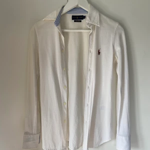 Ralph lauren  - Ralph lauren skjorta. Köpt för 1700kr men säljer den endast för 200kr för missfärgning 