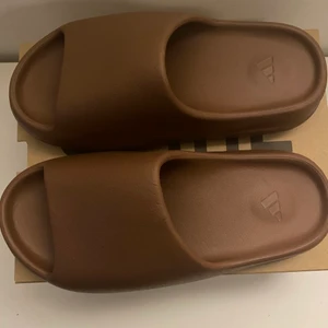 Yeezy slides flax  - Ny köpta Yeezy slides flax från sns kvittot finns. Kan mötas upp i Stockholm eller frakta. Skriv om du har fler frågor. 
