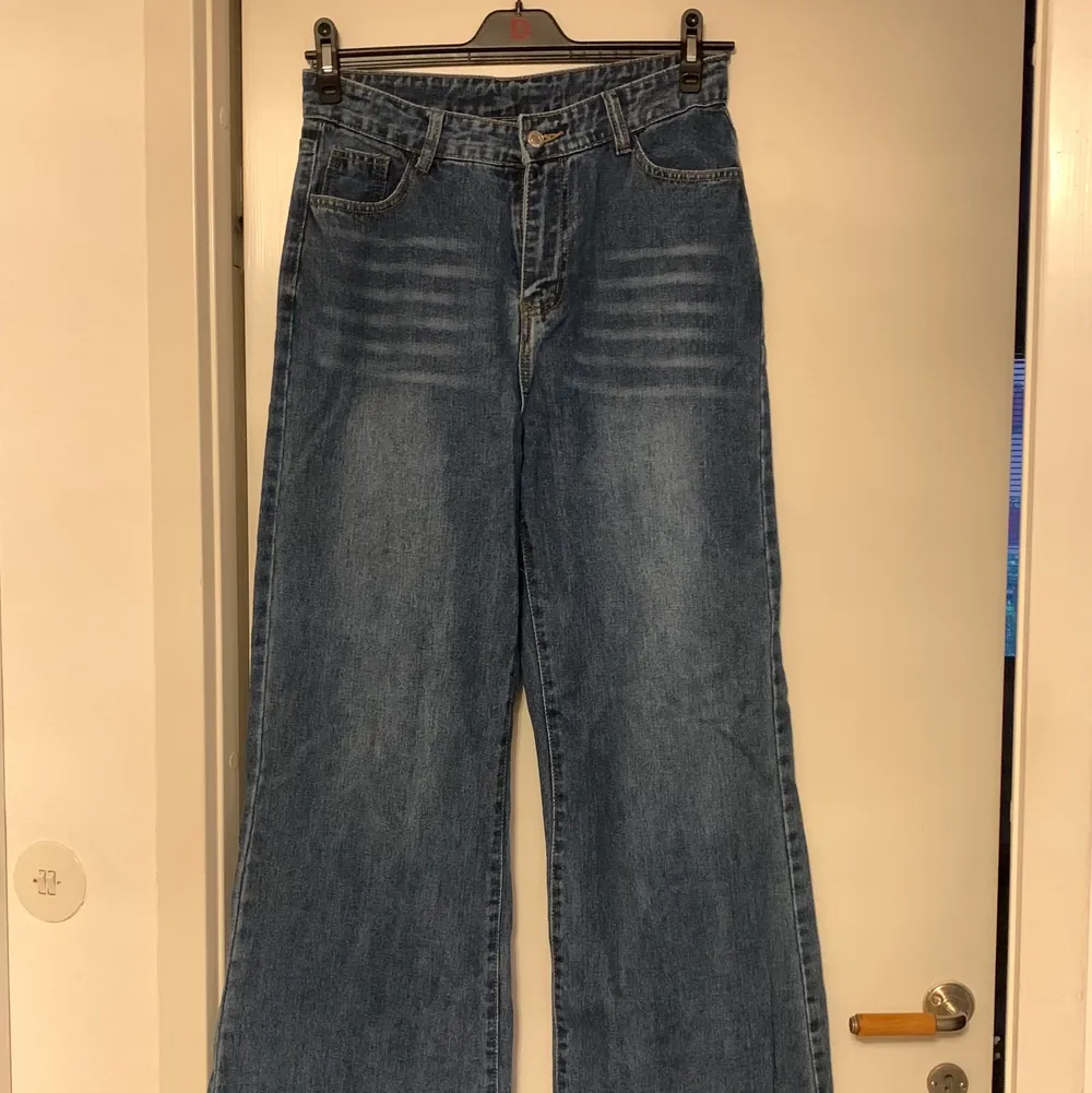 Oanvända oversized jeans. Står storlek M. Midjemåttet är 82 cm och innerbenslängden är 85 cm.  Jag är 171 cm lång för referens och brukar ha S/M. Superbekväma!  Kan mötas upp eller frakta. Köparen betalar frakt. Står inte för postens slarv.. Jeans & Byxor.