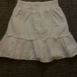 En vit kjol köpt på new yorker aldrig använt den, den är Xxs men den är större skulle. Östan säga Xs 