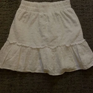 En vit kjol  - En vit kjol köpt på new yorker aldrig använt den, den är Xxs men den är större skulle. Östan säga Xs 