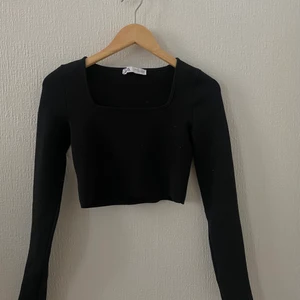 crop top från ZARA - Svart crop top från Zara - ett perfekt basplagg att ha i garderoben! Storleken är M, men jag brukar vanligtvis ha strl S. 