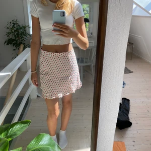 Super söt kjol - Super söt kjol med hjärtan, från zara i storlek S. 119kr