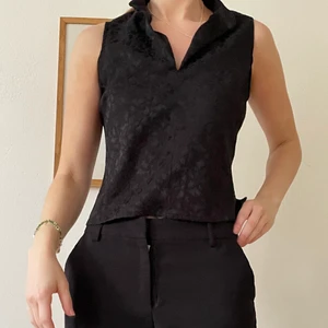 Väst tröja - Min favorit utgångströja, lite asiatiskt inspirerad med mönster och form på tröjan. SÅ FIN !! Flyttar utomlands snart och kommer enbart ha tid att posta fram tills 8/9 så passa på!! 💘 TRYCK INTE PÅ KÖP DIREKT!