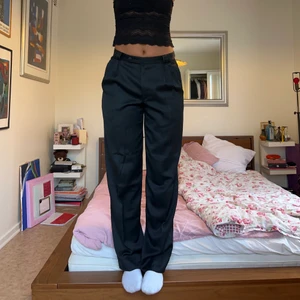 Svart Kostymbyxa - Svarta kostymbyxor som inte kommer till användning. En gammal kollektion av Kappahl köpta på second hand. ”The Belt Trousers by Kappahl International” 