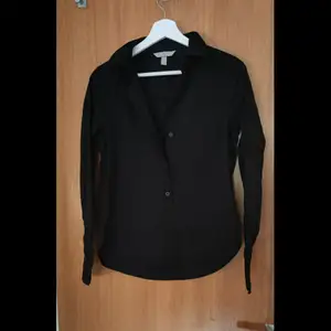En svart skjorta från h&m