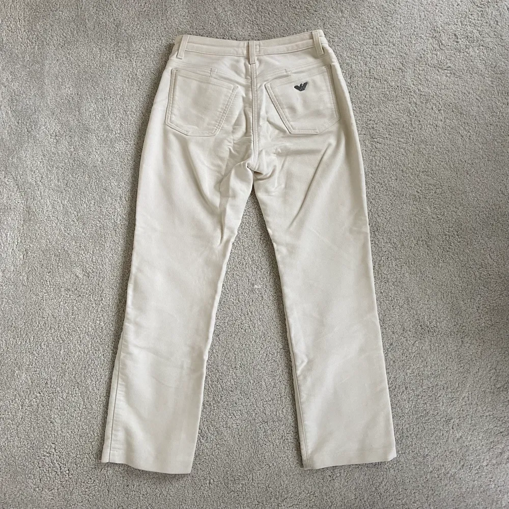 gräddvita byxor från Armani som jag thriftat. jättemjukt material, känns lite som sammet nästan! 💫W28, men längden passar mig som är 160 cm, innerbensmått: 69 cm.. Jeans & Byxor.