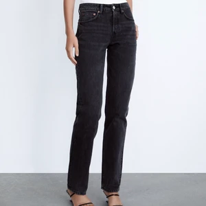 Jeans från Zara - Svarta/gråa raka jeans från Zara i mid/high rise. Säljer då dom inte kommer till användning.😊