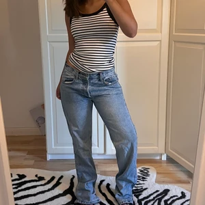 Jeans brandy Melville  - !TRYCK EJ PÅ KÖP DIREKT!  Raka med Medelhög midja. Aldrig använda så inga defekter!! Storlek M men funkar säkert om man har mindre storlek också. FRAKT 66kr. Jag är 160cm lång och de är en aning för långa. Därav passar de om man är längre.