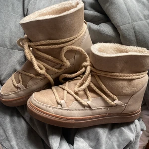 Inuikii - Obs dom är ej rengjorda på bild Skorna är köpt 2020 och är använda fyra säsonger. Dom är som sagt i använt skick men fyller fortfarande sin funktion och inget som stör utseendet på längre håll. Super varma och snygga skor över lag. 