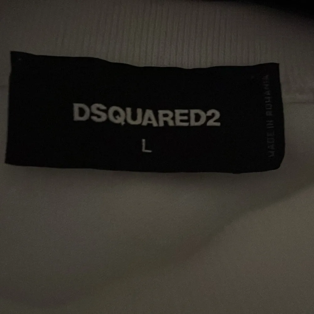 Säljer en dsquared2 flanell sweatshirt. Den har en fläck på sig som jag inte orkat ta bort med nåt speciellt tvättmedel därav priset. Annars är den väldigt fin och inga andra nackdelar. Helt ÄKTA.. Tröjor & Koftor.