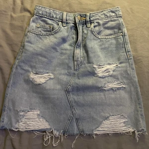 Jeanskjol  - Säljer en jeanskjol i bra skick. Säljer då den tyvärr har blivit för liten