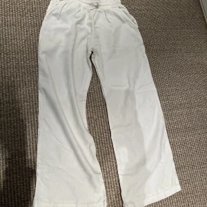 Linnebyxor storlek 146 - Säljer dessa linne byxor i bra skick. Säljer pågrund av för små, ord pris ca 350kr ❣️