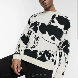 Stickad tröja med cow-print  - En finstickad tröja som knappt är använd. Den är oversized på mig i storlek s. (Jag är 164cm)  Ordinarie pris: 439kr 