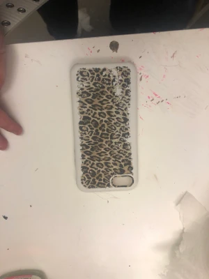Mobilskal  - ett slitet skal med leopard mönster